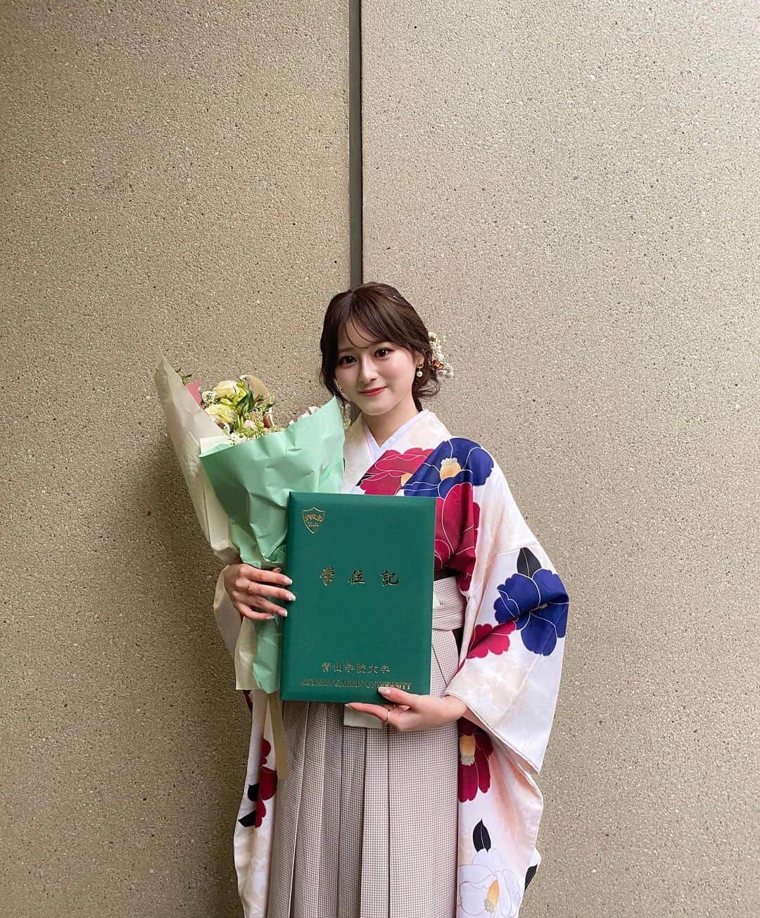 金城愛珠さんのインスタグラム写真 - (金城愛珠Instagram)「. 青山学院大学卒業しました🌸🎓  短大から合わせて5年間、本当にたくさんの出会いに溢れた青学での学生生活でした♡  これまでの人生で何度も受験勉強を経験しましたが、高校生のときからずっと憧れていた青学に合格でき、たくさんの素敵な友達と出会えたことは本当に誇りに思います。　  私と出会い、関わってくれた方々本当にありがとうございました💕  春から社会人になりますがこれからもこのアカウントで活動していく予定ですので、温かい目で見守っていただけると嬉しいです☺️  これからも応援よろしくお願いします🌸」3月27日 20時56分 - arisu_kanaki