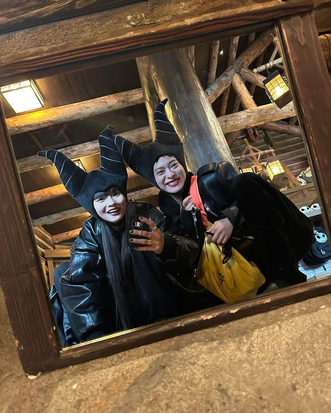 秋元梢さんのインスタグラム写真 - (秋元梢Instagram)「Disney Land Paris🐭🖤😈🎀🏰🍿🇫🇷 with my Love @kokokoharu ❤️🧡💛💚💙💜🖤🤍🤎💖」3月27日 20時49分 - akimoto_kozue