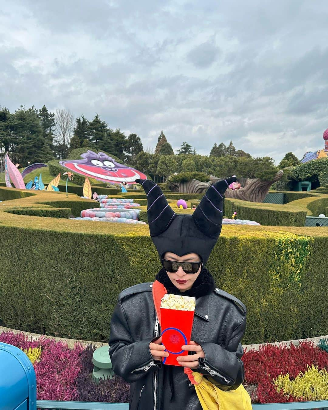 秋元梢さんのインスタグラム写真 - (秋元梢Instagram)「Disney Land Paris🐭🖤😈🎀🏰🍿🇫🇷 with my Love @kokokoharu ❤️🧡💛💚💙💜🖤🤍🤎💖」3月27日 20時49分 - akimoto_kozue