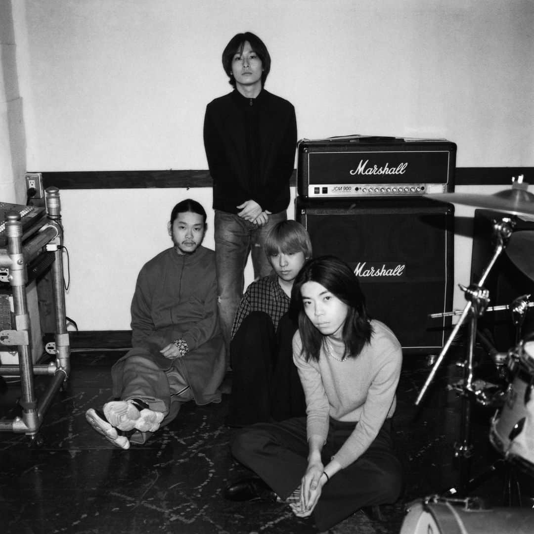 lute / ルーテのインスタグラム：「Interview with Sugar House ( @sugarhousetheband ) 🎸  Occupation：アーティスト（ミュージシャン）  Gt./Vo Ren Kobayashi @ren.kbys  Gt. Hibiki Uchida @06_hu  Ba. Yusuke Aoki @ao__yusuke  Dr. Ryosuke Makiyama @maaaaaaki__r  Q. 最近どんな音楽を聞いてる？  Ren Kobayashi：R.E.M  Hibiki Uchida：Peter Barclay  Yusuke Aoki：young fathers  Ryosuke Makiyama：Kendrick Lamar  Q. 音楽に目覚めたきっかけは？  Ren：5つ上の兄の影響  Hibiki：兄  Yusuke：高校生の頃swim deepのking cityを聴いて  Ryosuke：友達にバンド誘われたとき  Q. あなたにとって最高のアルバムは？  Ren：Lorde - Melodrama  Hibiki：KING MASTER GEORGE - Fishmans  Yusuke：young fathers-heavy heavy  Ryosuke：Beach Music-Alex G  Q. 最近はどこで遊んでる？  Ren：高円寺周辺  Hibiki：国分寺  Yusuke：下北沢  Ryosuke：小型河川、学芸大学  Photography📷 :  @yotahoshi   音楽動画メディア「lute」によるインタビュー企画「IN TOWN」✍️アーティストやクリエイターのインサイドをストリートから配信📸」