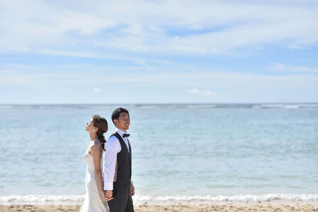 The Terrace By The Seaさんのインスタグラム写真 - (The Terrace By The SeaInstagram)「@the_terrace_by_the_sea Hawaii Wedding情報はこちら𓂃𓈒𓏸  ---------  ベールを綺麗になびかせて  躍動感あふれる美しいショット𓍯  ----------  ハワイのザ・テラス バイ・ザ・シーにて 挙式を検討されていらっしゃる方におすすめ✯  《今だけ、来店当日のご成約で 挙式料 10万円OFF  にてご案内中！ 》  挙式に必要な基本挙式、ドレス＆タキシード、新婦様ヘアメイク、アルバムがセットになったお得プランと合わせて通常価格より最大20万円OFF𓍯  プロフィール欄のURLより、ウエディングの相談ご予約が可能です。 小さい疑問や質問にもお答えいたしますので、お気軽にお問い合わせくださいませ🌺  ザ・テラス バイ・ザ・シーでは、健康と安全を最優先に配慮し、安心してハワイでの時間を楽しんでいただいております𓆉  ----------  = produce = モチーフ @motif_resort   = photo = Travis @tora_graphy  @betterhalf_hawaii ----------   プロフィール欄のURLより、ウエディングの相談ご予約も可能です。 小さい疑問や質問にもお答えいたしますので、お気軽にお問い合わせくださいませ🌺  #テラスバイザシー #TheTerraceByTheSea #TAKAMIBRIDAL #タカミブライダル #MotifRESORT #テラス花嫁 #モチーフ花嫁 #リゾートウェディング #リゾート婚 #ハワイ挙式  #ビーチフォト  #ベール」3月27日 20時51分 - the_terrace_by_the_sea