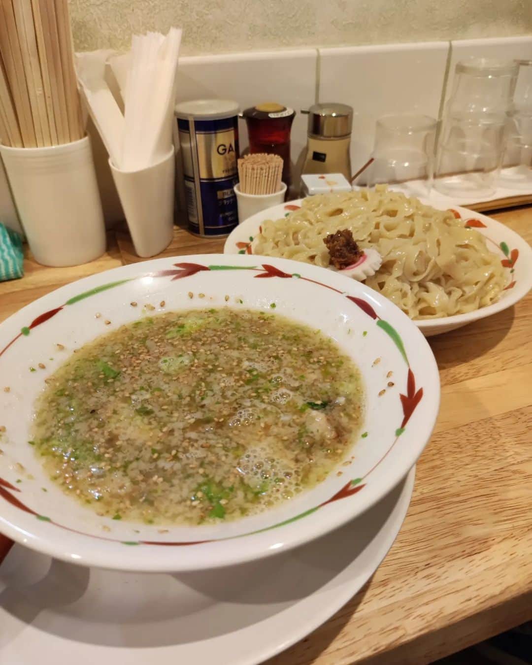 つけMen野郎のインスタグラム：「塩背脂つけめん らーめん天神下大喜 金夜は大喜って決めてました。そしたらば塩背脂のつけめん登場。久しぶりの極太平打ち麺。このモチっとした食感と平打ちの舌触りで、麺がうまいからノンストップですよ。そして塩背脂のチカラよ。背脂のコクと塩とネギの組み合わせが間違いない。お隣のとりそばもそこそこ食べてハッピーでした。」