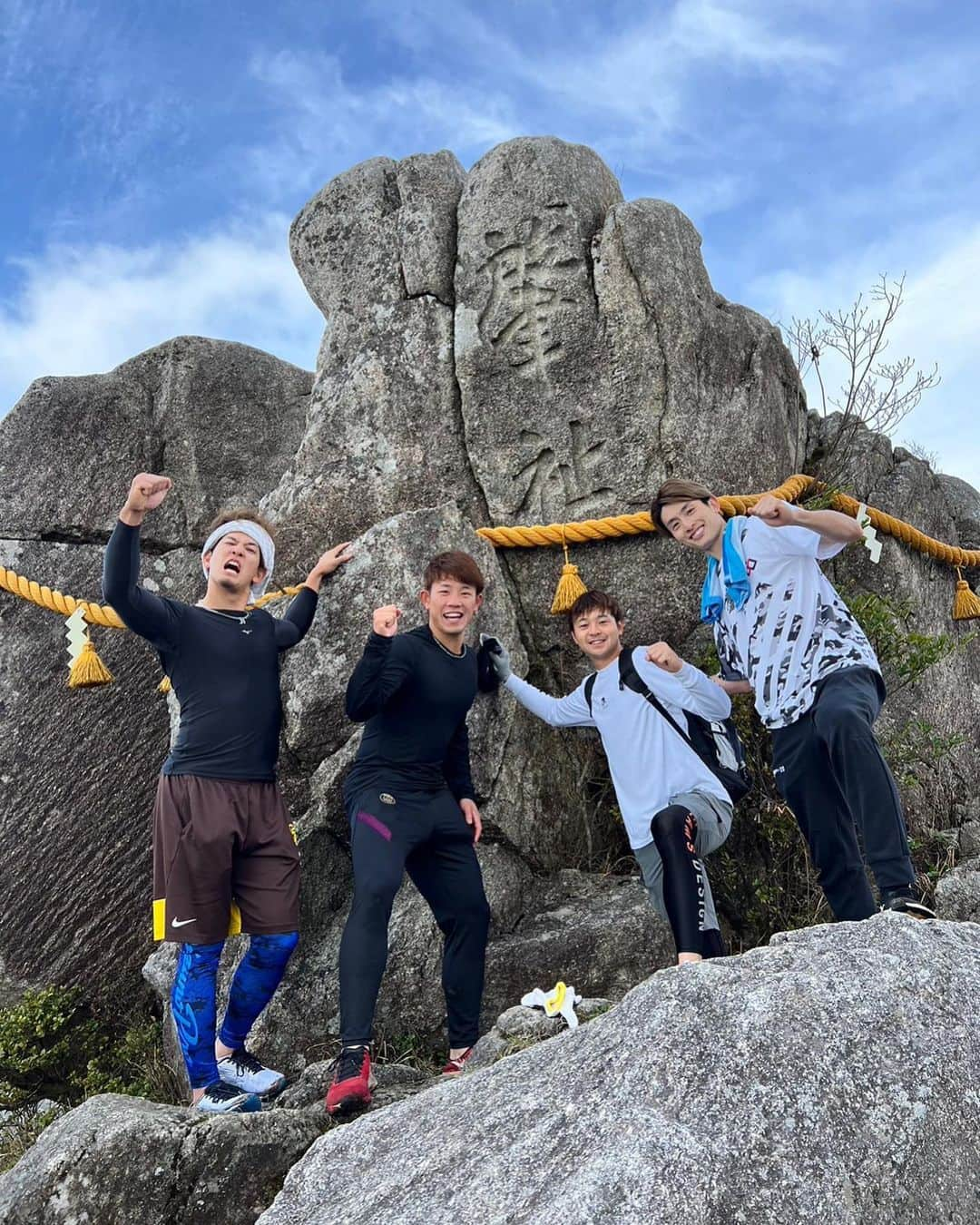 川瀬晃のインスタグラム：「最高の一年にします‼️ #宝満山 #竈門神社 #周東佑京 #栗原陵矢 #増田珠」