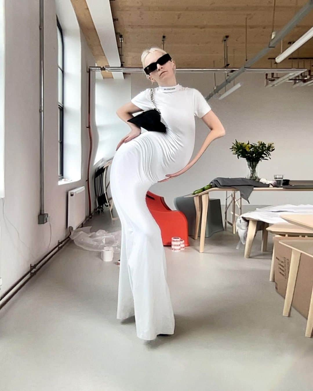 Balenciagaさんのインスタグラム写真 - (BalenciagaInstagram)「Summer 23 Maxi T-Shirt Dress, Oversize Rectangle Sunglasses, and Raver Bag                          Available in stores and on balenciaga.com」3月27日 21時00分 - balenciaga