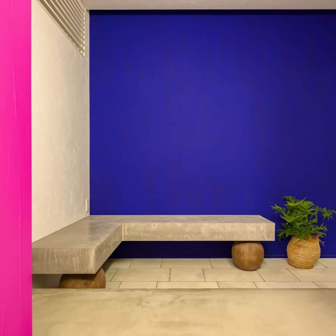 SUVACOさんのインスタグラム写真 - (SUVACOInstagram)「【光と色彩の家】  メキシコの建築家ルイス・バラガンの建築のように、自然の光を大胆に取り入れ、素朴で味わい深い空間に、鮮やかな色彩散りばめました。  所在地：東京都  designed by カジャデザイン @kaja.design 「カジャデザインはリゾートを住空間で実現する建築会社です。」  詳しい説明とその他の写真（全11枚）は↓ https://suvaco.jp/project/UnmXwZiFdy  #自然素材 #漆喰 #アーチ開口 #アクセントウォール #借景を楽しむ #中庭 #中庭のある家 #中庭のある住まい #オーダーキッチン #オーダーメイドキッチン #ウォークインクローゼット #ファミリークローゼット #WIC #注文住宅 #SUVACO #スバコ #家づくり #デザイン住宅 #建築家 #建築家と建てる家 #建築家とつくる家 #今日のいい家🏠  #architecture #designhouse #house #homedesign」3月27日 21時00分 - suvaco.jp