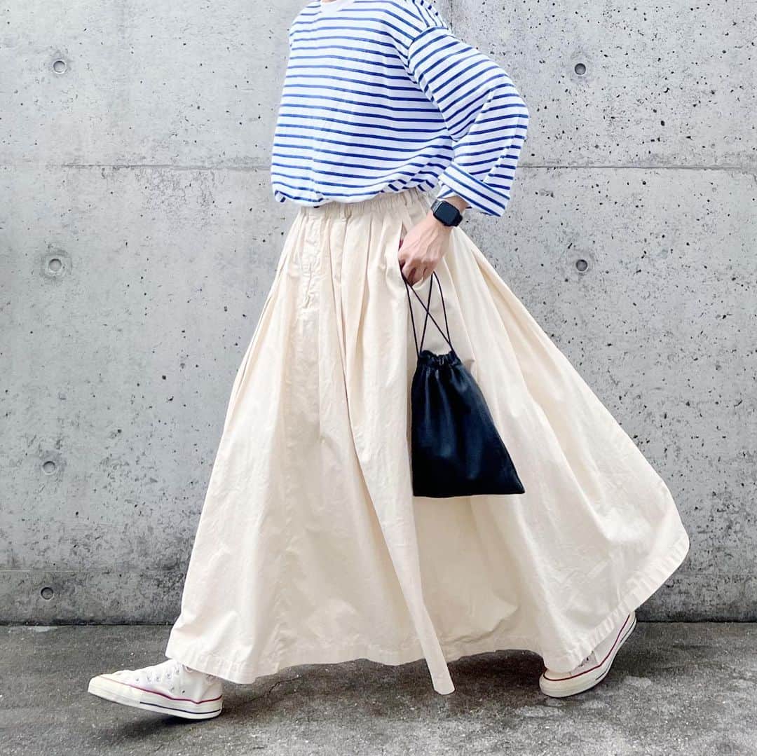 ryokoのインスタグラム：「▪︎  白と青⛴  .  tee #harvesty skirt #harvesty shoes #converse bag #era_goods」