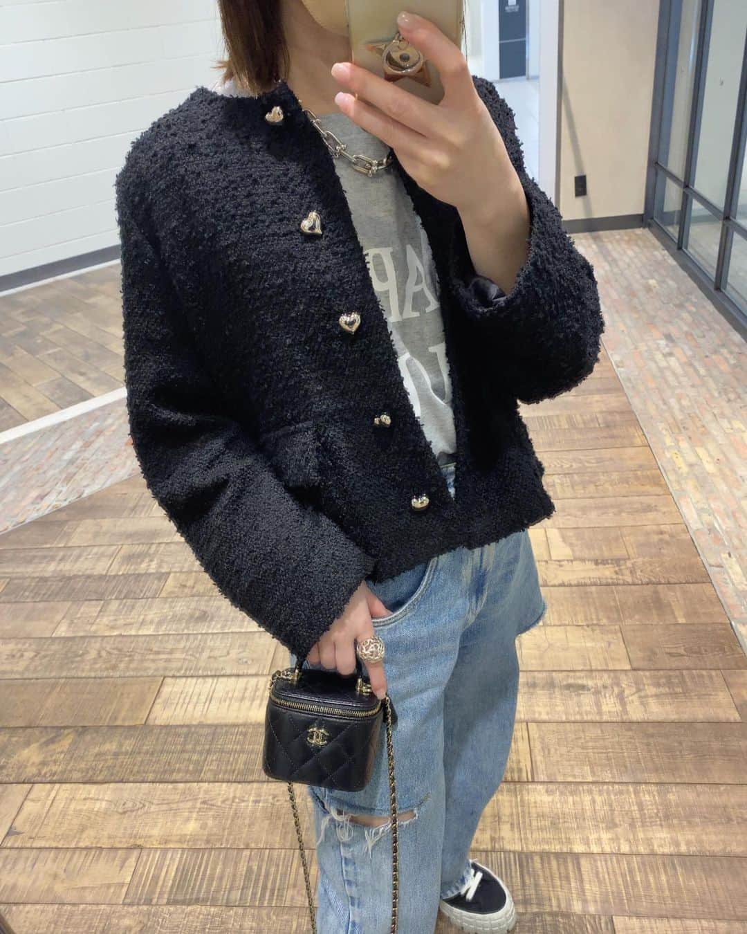 akiii031のインスタグラム：「スプリングアウター🖤🫠  ツイードにハートボタン。 可愛いしかない🫣  outer/tshirt @aulii_amomentofhappiness  ↪︎select item denim @maisonmargiela  bag @chanelofficial  shoes @prada」