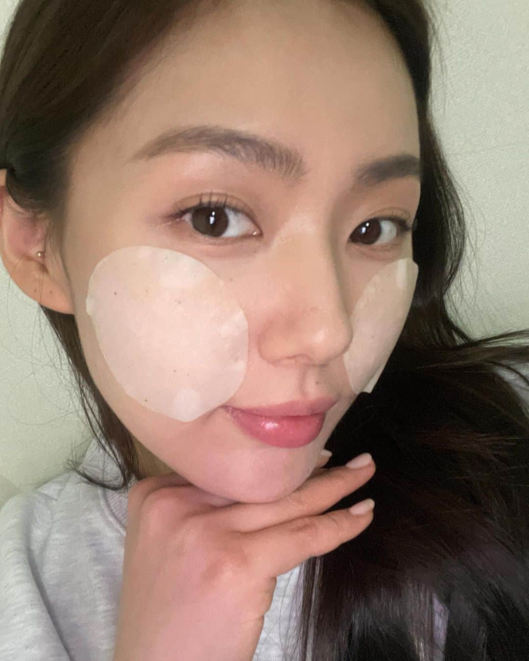 イ・イェヒョンさんのインスタグラム写真 - (イ・イェヒョンInstagram)「피부하면 배우 고현정선배님이시죠! Koy의 랩핑크림은 딱 리프팅!에 집중해서 만들어진 크림인데요 저렇게 크림안에 알알이 보르피린캡슐이 얼굴라인을 탄력있게 잡아줘요! 그래서 바르는 보톡스라고 불리는거같아요😆 저는 홈디바이스쓴날에 더 신경써서 발라줍니다! 사실 무향제품을 선호하는데 koy의 제품들이 하나같이 향이 너무좋아서 쓰는동안 기분이 좋았는데 찾아보니 레몬 시더우드 파인 으로 조향하여 바르는동안 휴식까지할수있는 테라피효과도 챙겼더라구요 평상시 아로마오일을 달고사는 저는 너무 감동..🥹  원래 패드를 좋아하고 다양하게 써봤지만 koy의 플로우 패드도 너무 맘에들었습니다 순면으로 만들어져 자극이0.00 이지만 노폐물과 피부결을 너무 잘정리해준다는거..! 역시는 역시!! 🫶🏻 #광고 #코이 #코이뷰티 #코이랩핑크림 #바르는보톡스」3月27日 21時04分 - __ujayy