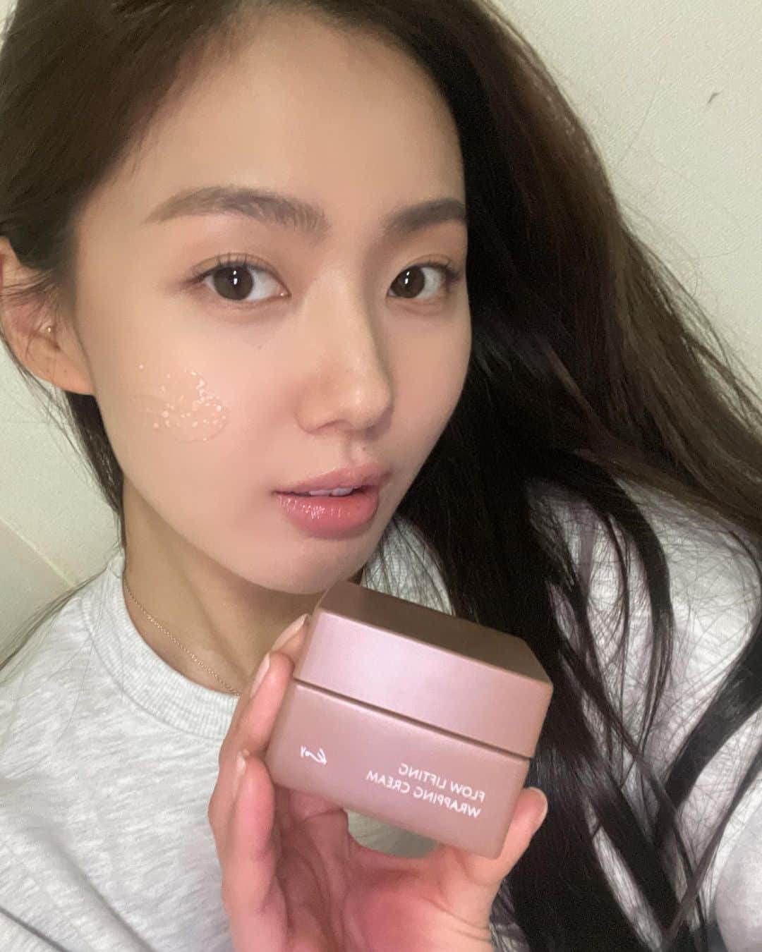 イ・イェヒョンさんのインスタグラム写真 - (イ・イェヒョンInstagram)「피부하면 배우 고현정선배님이시죠! Koy의 랩핑크림은 딱 리프팅!에 집중해서 만들어진 크림인데요 저렇게 크림안에 알알이 보르피린캡슐이 얼굴라인을 탄력있게 잡아줘요! 그래서 바르는 보톡스라고 불리는거같아요😆 저는 홈디바이스쓴날에 더 신경써서 발라줍니다! 사실 무향제품을 선호하는데 koy의 제품들이 하나같이 향이 너무좋아서 쓰는동안 기분이 좋았는데 찾아보니 레몬 시더우드 파인 으로 조향하여 바르는동안 휴식까지할수있는 테라피효과도 챙겼더라구요 평상시 아로마오일을 달고사는 저는 너무 감동..🥹  원래 패드를 좋아하고 다양하게 써봤지만 koy의 플로우 패드도 너무 맘에들었습니다 순면으로 만들어져 자극이0.00 이지만 노폐물과 피부결을 너무 잘정리해준다는거..! 역시는 역시!! 🫶🏻 #광고 #코이 #코이뷰티 #코이랩핑크림 #바르는보톡스」3月27日 21時04分 - __ujayy