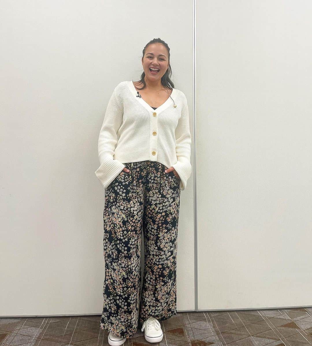 エリナ シルカのインスタグラム：「Back to work 😙 久々のテレビで意外にも緊張しまくった私でした🫣　@hajimetebako_fuk イベントでのトークショー、ハイハイレースの生放送を見てくれた方ありがとうございました！ 合間にもしっかりママ仕事をこなしつつ、無事終わってホッとした〜(^^)」