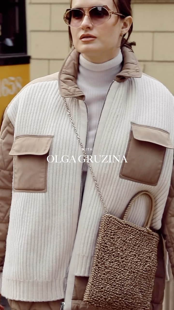 ANTEPRIMAのインスタグラム：「On the way.  Spending quality time under the warm sunshine, @gruzinaolga styling #ANTEPRIMA beige tone set with #SS23 NEW STANDARD #WIREBAG in Cammello Opaco to demonstrate an effortless Milanese chic.  Shop the STANDARD WIREBAG now.  #ANTEPRIMA30 #SpringSummer2023 #SS23 #ANTEPRIMA #WIREBAG #MilanStyle #Milan #MilanFashion #Miniature #MicroBag #MiniBag #CraftBag #CrochetBag #Handcraft #KnitBag #WorkBag #ItalianDesign #Craftmanship #アンテプリマ」