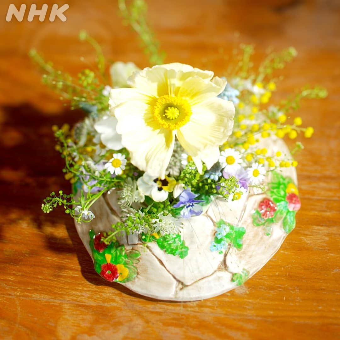 NHK「世界はほしいモノにあふれてる」さんのインスタグラム写真 - (NHK「世界はほしいモノにあふれてる」Instagram)「＼いよいよOA。花瓶。物語の世界／  今回、紹介するのは、 「アンティーク花瓶」🌺  今の時代にはない、デザイン。それが、魅力。 ルイスという「アンティークの街」で 高野さんが見つけたのが、こちらの花瓶💐  見た目も、かわいいのですが、 実は、とっても素敵な物語も 秘められていました✨  それを知ったスタッフ🐶も、 「花ってなんて美しいモノなんだろう」 と心震えました。  さぁ！大変長らくお待たせしましたが、 放送は、いよいよ28日夜10時！ アンティーク花瓶にも注目して、 💐幸せの花束をめぐる旅💐 お楽しみください！！  応援してくださったみなさんと、 明日、一緒に英国旅できること、 楽しみにしています🇬🇧  #ルイス　#花瓶　#アンティーク花瓶 #フラワーベース  #フラワーアレンジ #花のある暮らし  #鈴木亮平　#juju #神尾晋一郎 #せかほし」3月27日 21時23分 - nhk_sekahoshi