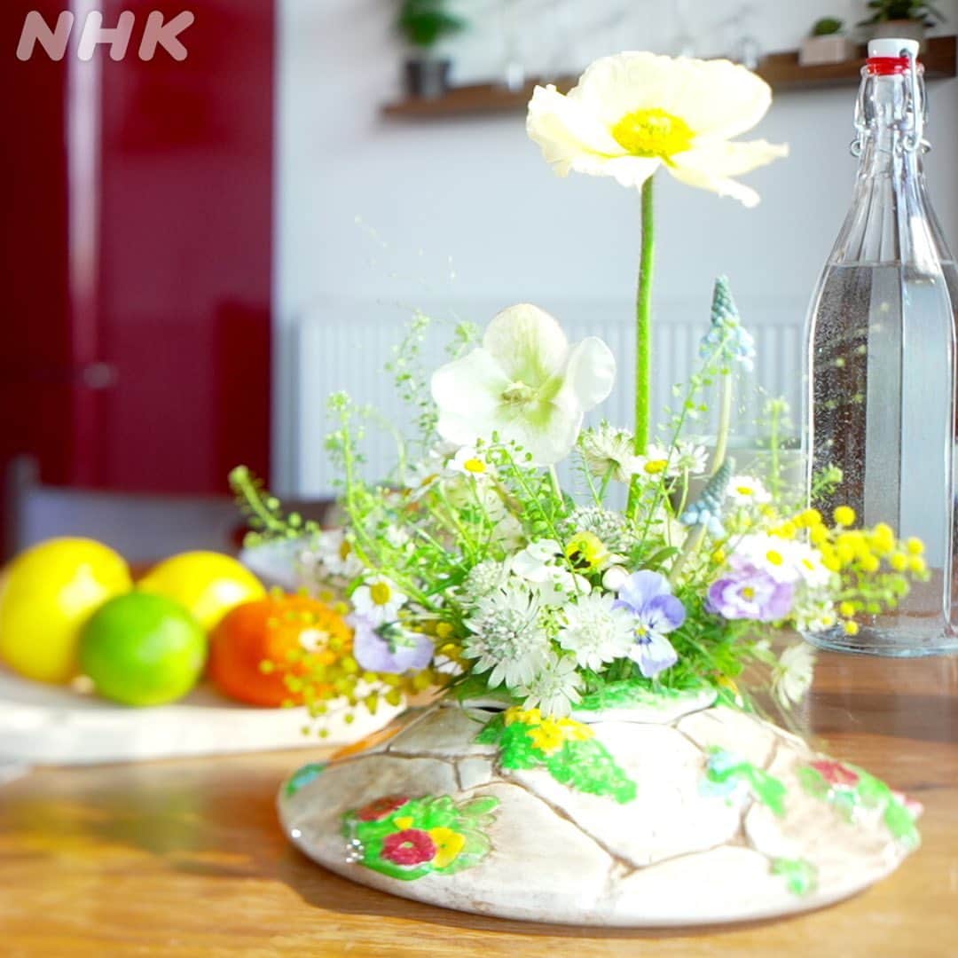 NHK「世界はほしいモノにあふれてる」さんのインスタグラム写真 - (NHK「世界はほしいモノにあふれてる」Instagram)「＼いよいよOA。花瓶。物語の世界／  今回、紹介するのは、 「アンティーク花瓶」🌺  今の時代にはない、デザイン。それが、魅力。 ルイスという「アンティークの街」で 高野さんが見つけたのが、こちらの花瓶💐  見た目も、かわいいのですが、 実は、とっても素敵な物語も 秘められていました✨  それを知ったスタッフ🐶も、 「花ってなんて美しいモノなんだろう」 と心震えました。  さぁ！大変長らくお待たせしましたが、 放送は、いよいよ28日夜10時！ アンティーク花瓶にも注目して、 💐幸せの花束をめぐる旅💐 お楽しみください！！  応援してくださったみなさんと、 明日、一緒に英国旅できること、 楽しみにしています🇬🇧  #ルイス　#花瓶　#アンティーク花瓶 #フラワーベース  #フラワーアレンジ #花のある暮らし  #鈴木亮平　#juju #神尾晋一郎 #せかほし」3月27日 21時23分 - nhk_sekahoshi