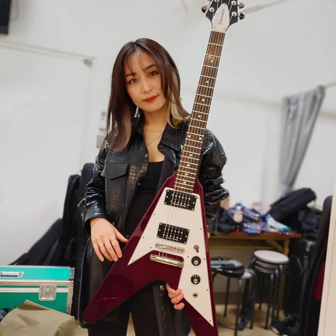 Yukiさんのインスタグラム写真 - (YukiInstagram)「✌🔥🎸  #backstage  #flyingv #edwards  #guitar」3月27日 21時22分 - d_drive_gt_yuki