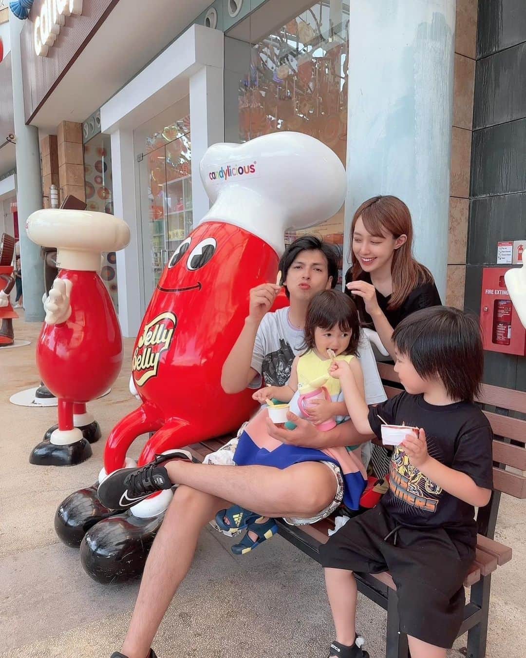 アレクサンダーのインスタグラム：「毎日アイス食べてるよー^_^ カゲトラはブルースカイ　バブルガム　 チョコミントがお気に入りでーす🍨」
