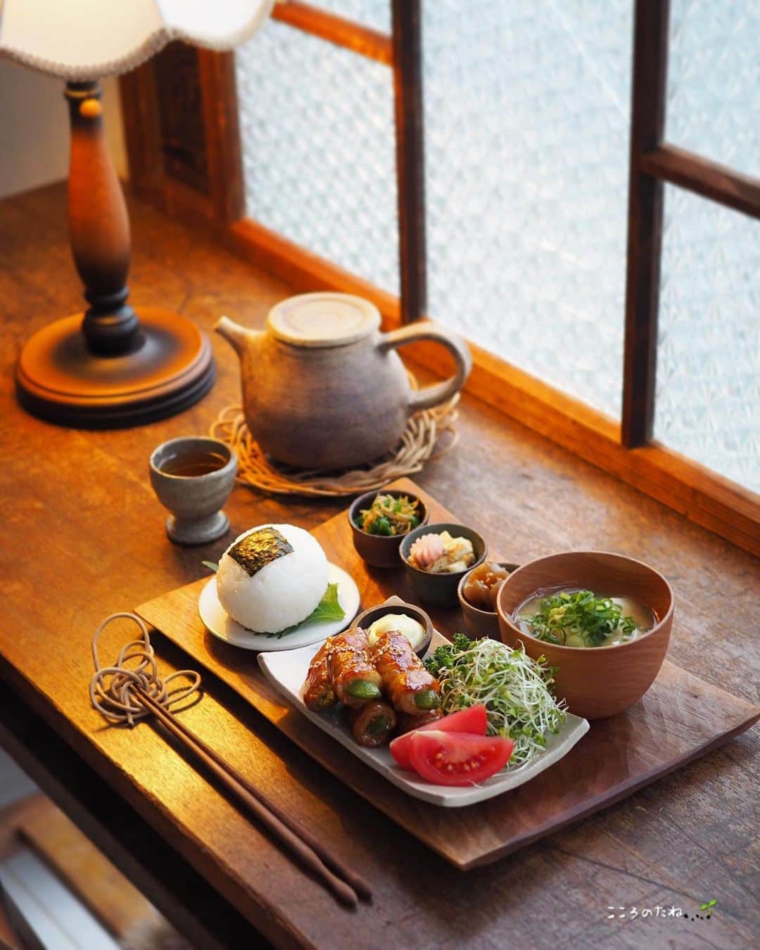 こころのたねのインスタグラム：「⢀⢄ ．．⢄ ⢀𖧧  今日のお夕飯🥢 ⁡ 𖧷スナップえんどうの豚肉巻き・麹マヨネーズ添え 𖧷梅の山芋短冊 𖧷じゃことあみえびのピーマン炒め 𖧷こんにゃくポン酢煮 𖧷豆腐と玉葱のお味噌汁 𖧷海苔むすび 𖧷ほうじ茶 ⁡ スナップえんどうは生のまま豚肉で巻いて、 途中、蓋をしながら全体を焼いたら照り焼きに。 食感と甘みが美味しくて何個でも食べられそう♪ ⁡ 今日もごちそうさまでした🍵 ⁡ ⁡ 日々のキロクは𝔸𝕞𝕖𝕓𝕒ブログにも✍️ @kokoronotane ⁡ ⁡ 𖧷 𖧷 𖧷 𖧷 𖧷 𖧷 𖧷 𖧷 𖧷 𖧷 𖧷 𖧷  各、著書発売中です。 📘のほほん御膳 📗のほほん曲げわっぱ弁当 📙美しい作りおき 📕かわいいお菓子 𖧷 𖧷 𖧷 𖧷 𖧷 𖧷 𖧷 𖧷 𖧷 𖧷 𖧷 𖧷 詳細・お求めはハイライトの📚マークから。 ⁡ その他、オリジナル商品 🍵有機茶（6種） 🍲レンジ鍋（3種） 🧸online shop（手づくり） ハイライトの各マークから✧ @kokoronotane ⁡ おでかけアカウント @_tecu_tecu_  はじめてみました𖠿 ⁡ ---- コメントお休み中 いつもありがとうございます🙇‍♀️ ．．⢄ ．．⢄ ⢀⢄ ．⢀𖧧」