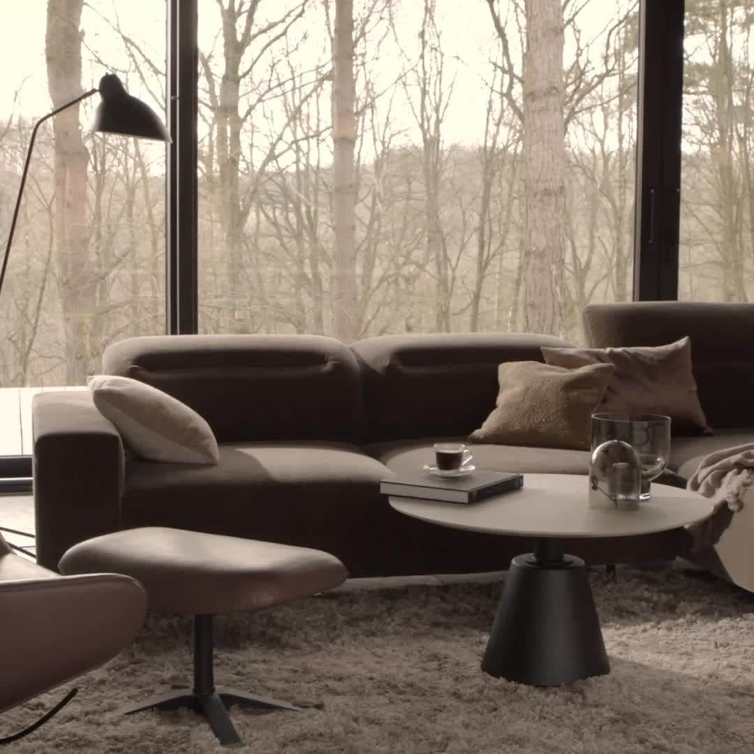 BoConceptのインスタグラム：「Meet the modern icons: the Hampton sofa  Inspired by the New York skyline. With smart integrated storage in the armrests.  Explore the Hampton sofa via link in bio.  #boconcept #liveekstraordinaer #ekstraordinærsince1952 #anystyleaslongasitsyours #sofa #interiordesign #homestyling #storage #danishdesign」