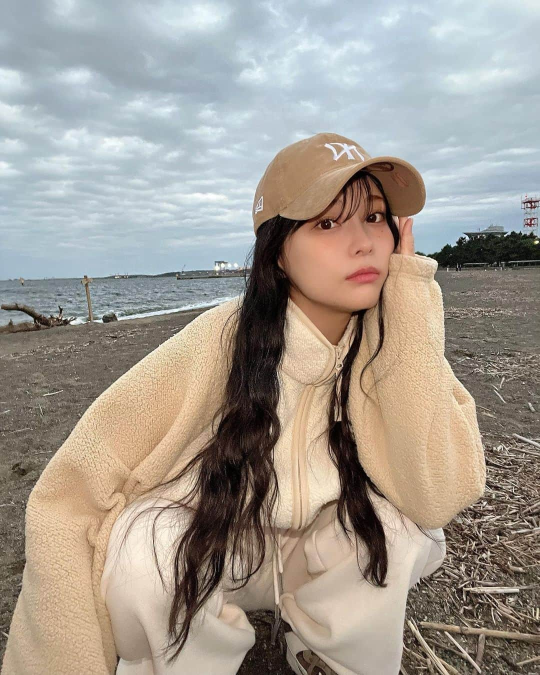 重盛さと美さんのインスタグラム写真 - (重盛さと美Instagram)「🥶🥶🥶🤍🤍🤍🌬 夜の海はまだ寒かった🥶🥶🌬」3月27日 21時20分 - satomi_shigemori