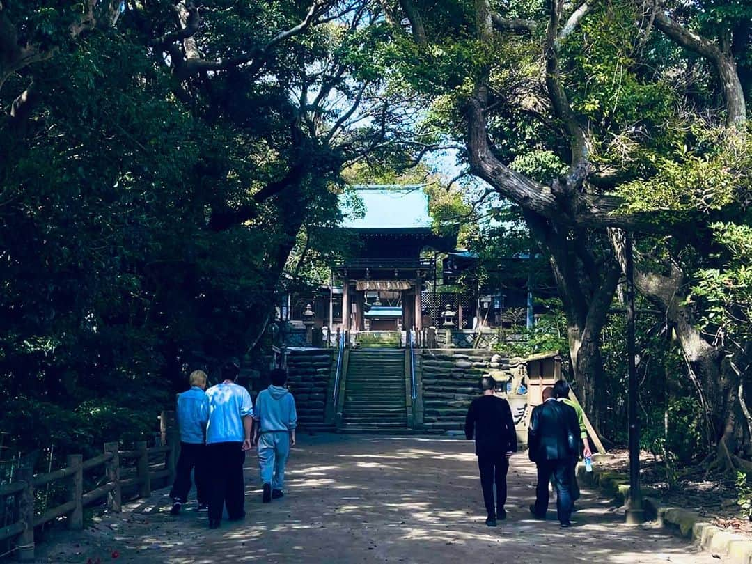 岐洲匠さんのインスタグラム写真 - (岐洲匠Instagram)「【巌流島】40公演、大千穐楽 ありがとうございました！！  1月5日〜プレ稽古が始まり 1月10日キャスト陣全員集合 本格稽古スタート 3月27日大千穐楽  チーム巌流島がここまで仲良くなるとは、 何年も一緒にいると錯覚するくらい濃厚な時間を皆んなと過ごしました  座長流星君の強く男らしい姿。 隼人くんの相手のことを先に考える優しい姿。 素敵な座組に出会えたこの奇跡が一番の宝です。  本当に楽しい時間をありがとう  今がもっとも命の盛りよ #巌流島 #巌流ニキ #絶景 #夢の中」3月27日 21時31分 - takumi.kizu.official