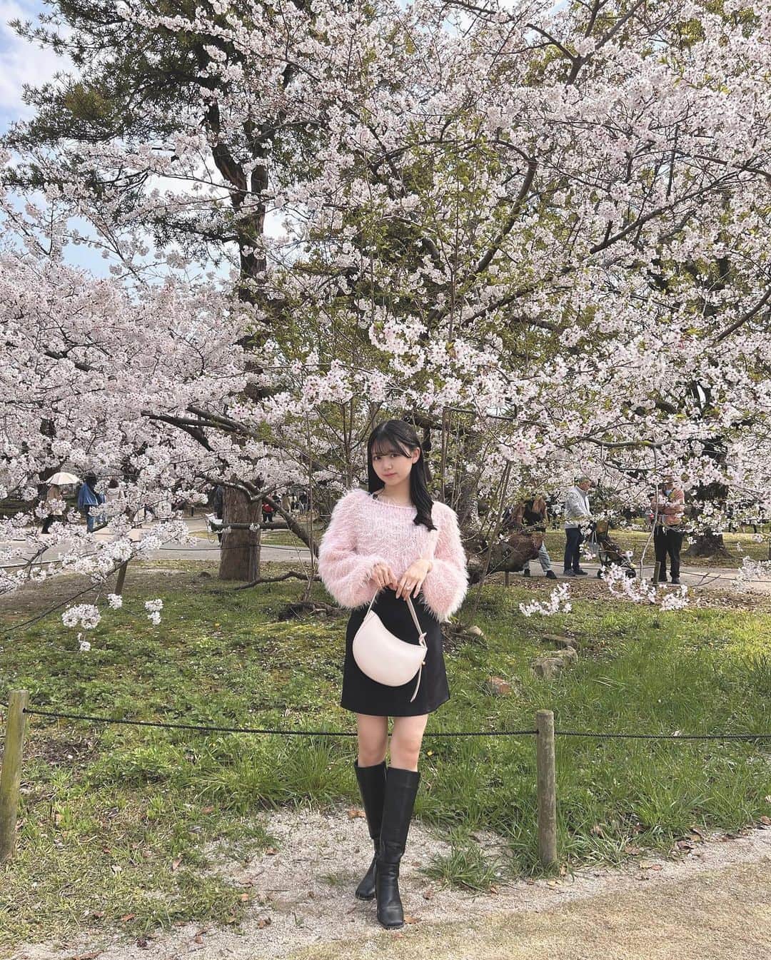村上和叶さんのインスタグラム写真 - (村上和叶Instagram)「桜を見に行きました🌸 私たちの最終活動日に福岡の桜が満開になったみたいです…… 偶然ってすごい·͜· ︎︎   #桜 #honeybunny_vintage  #GRL #lagunamoon」3月27日 21時24分 - murakami_wakana
