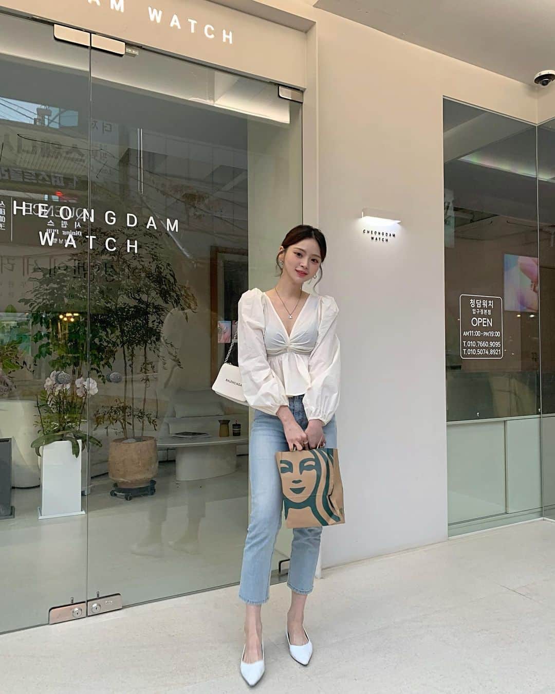 Yoonbitnaのインスタグラム：「나 받는 거 좋아하네 🤍🤍헤헤」