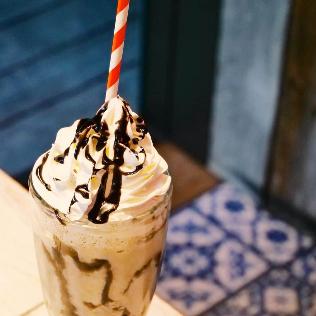 umamiburgerjpnのインスタグラム：「. ☑︎milk shake（goma） 黒ゴマシェイク  優しい甘さの黒ゴマシェイク●○ 甘いドリンクが苦手な方でも飲みやすいミルクシェイクです🍼 . . #ウマミバーガー #UMAMIBURGER #umamiburgerjpn #umamiburger#hamburger #hamburgershop#カフェ #グルメ #ランチ #ハンバーガー#ハンバーガー好き#ハンバーガー#グルメ好きと繋がりたい #グルメ女子 #東京グルメ #ミルクシェイク」