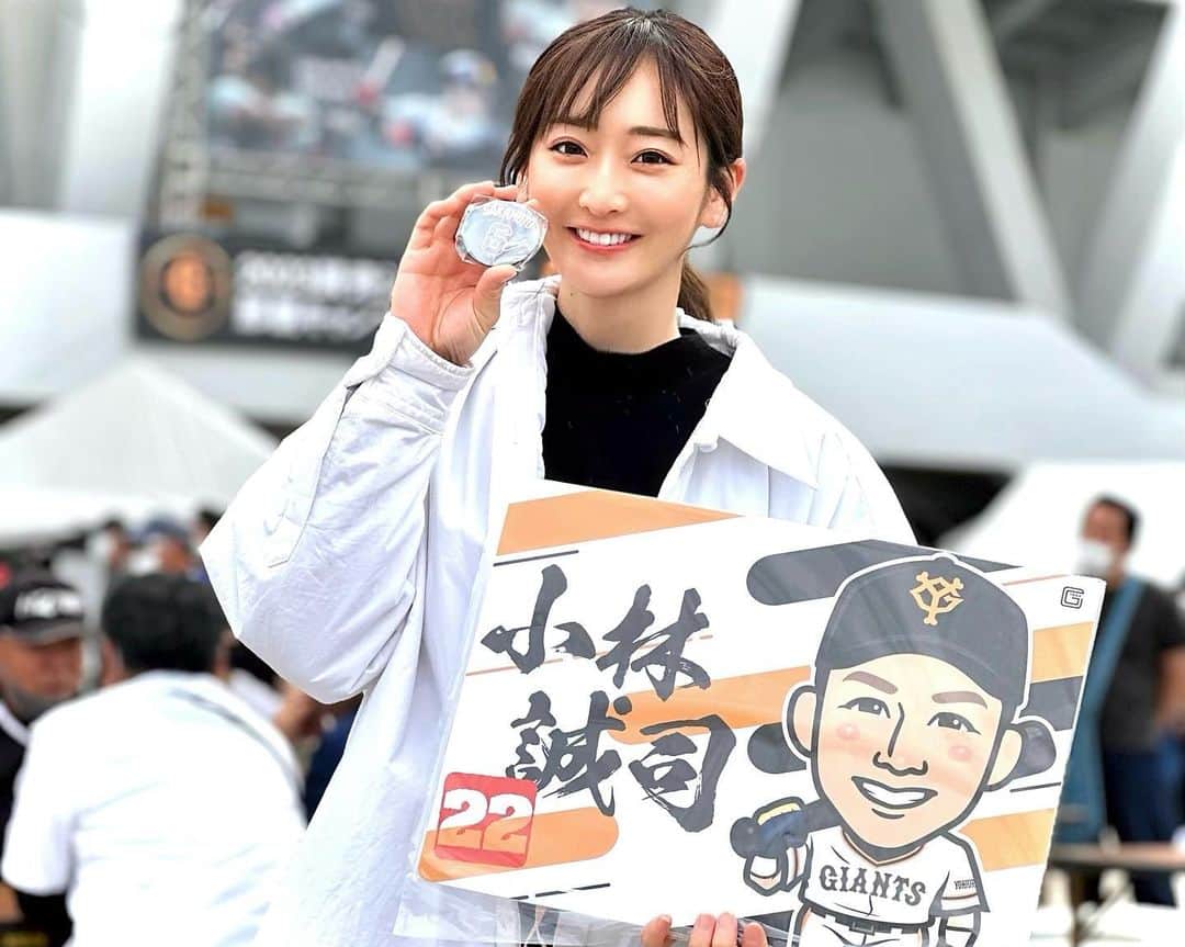 長崎望未のインスタグラム：「.  先月、沖縄までビックカメラ🥎の YouTube取材に行ったとき📷✨  せっかくだからどこか 見に行きたいなって思って⚾️ 　  巨人のキャンプに小1時間 チラッと寄ってきました😆✨  キャンプ限定のガチャガチャとかあって 記念にしてみよう！って思ったら  ついつい楽しくなって 何回もしてしまいました😂😂💦  あのガチャガチャ沼だった。笑  1回目のガチャガチャで、なんと！ 一等賞みたいなのが当たって 小林誠司選手のパネルを頂きました☺️笑  私がお家に持って帰るより… と、思って小林選手のユニフォームを着た  ファンの方につんつんっと👈🏼声をかけて プレゼントしました🥰😂🙏🏾✨  あのパネル持って東京ドームで 応援してほしいな😆💕🫱🏻‍🫲🏽  ビックカメラ🥎の撮影では 倭さんが色々と気を遣ってくれて  ロングティーの動画を 見たら分かると思いますが  とても和やかな中で撮影を させてもらいました🥰🙏🏾  (ロングティー、一緒にしよう〜とか サラッと誘ってくれるあたりが ほんと倭さんらしくて優しい😭🫱🏻‍🫲🏽)  みんな、協力的で本当に感謝です✨  4月からJDリーグも🥎開幕するし 今年もみんなの活躍楽しみだ😆💕💪🏾  #🥎 沖縄の紫外線が強すぎて いまだに日焼け残ってて 結構困ってるぅうう🥺」