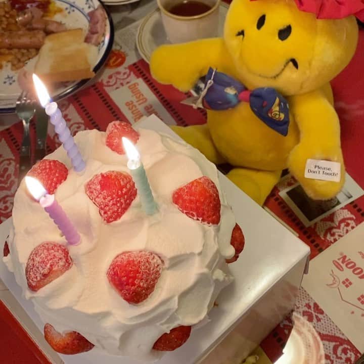 ネオンムーンのインスタグラム：「벌떼이 보다 대장내시경🎂 올해 셀프 생선은 건강검진인데 음 약간 날짜를 잘못 잡은 것 같아...🤢...」