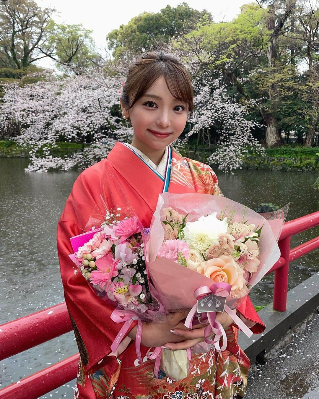 勝又彩央里のインスタグラム：「大学を卒業いたしました🎓  お世話になった方々に感謝いたします。 自分なりに4年間で学び成長できました！  4月からは社会人として頑張っていきます🌸  #大学生 #大学卒業 #卒業式 #卒業 #振袖 #振袖ヘア #ヘアアレンジ #着物 #花束 #女子大生 #桜 #セントフォース #セントフォースsprout #tfl #kimono #ootd #instagood #instadaily #instalike #cherryblossom」