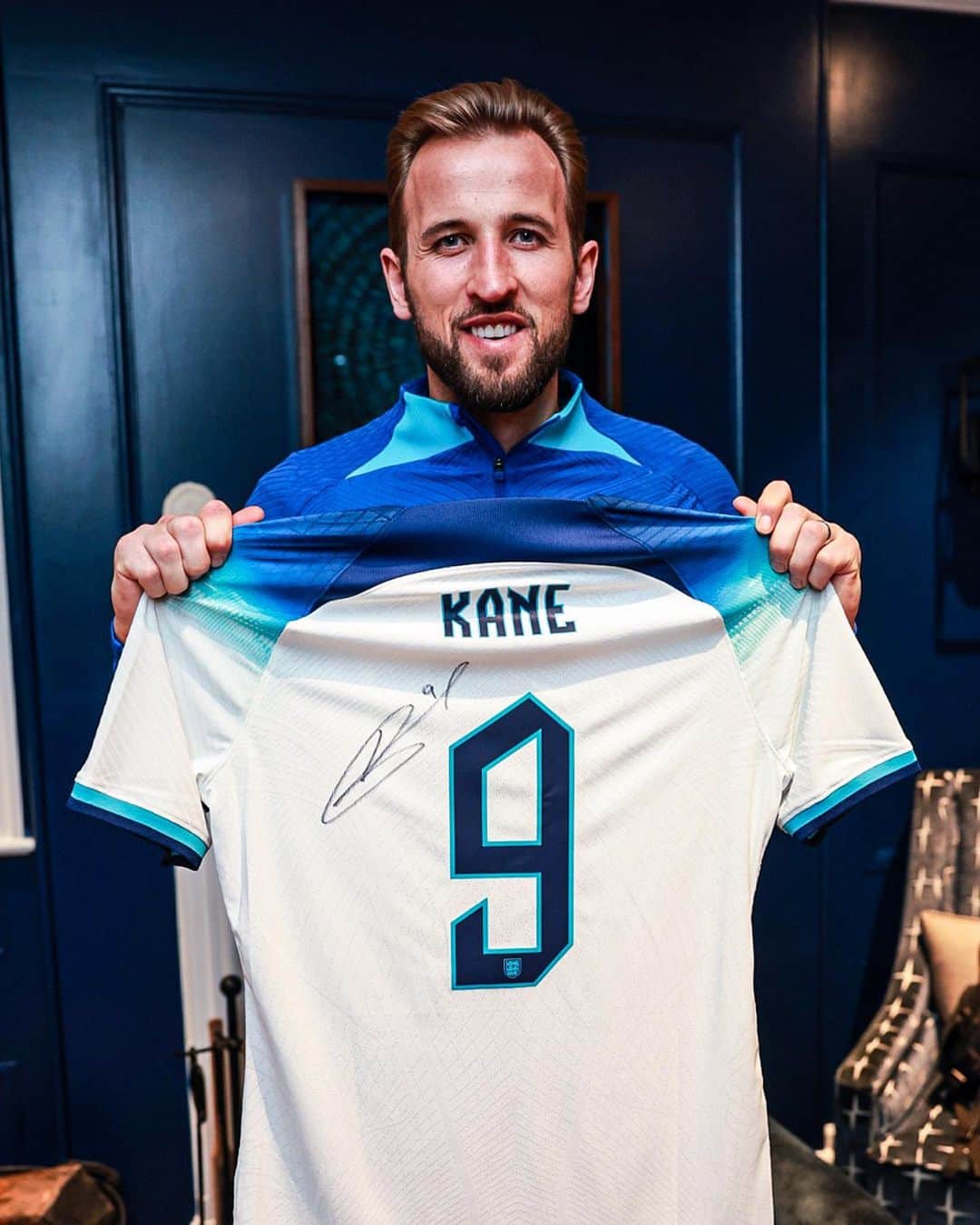 ハリー・ケインのインスタグラム：「🚨 𝐆𝐈𝐕𝐄𝐀𝐖𝐀𝐘 🚨⁣⁣ ⁣⁣ ✍️ WIN an 🏴󠁧󠁢󠁥󠁮󠁧󠁿 shirt signed by all-time record goalscorer @harrykane! 👕  All you have to do: • Follow @harrykane & @433 • Tag 2️⃣ friends  Winner will be announced April 4.  Good luck! 🙏」