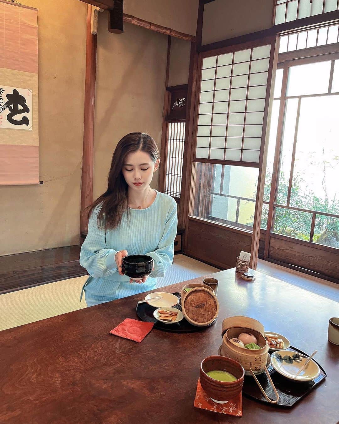 Tomokaさんのインスタグラム写真 - (TomokaInstagram)「. 京都の祇園四条駅から徒歩1分のところにあるふじ寅🍵  新メニュー「蒸しまんじゅうセット」を頂きました。 ・修学院にある京菓子司「游月」提供の、おまんじゅう2種（あんこ・芋あん）と自家製の抹茶の浮島をせいろで蒸したもの ・「東坂あられ」の昔ながらのあられ四種 ・香り豊かなお抹茶  個室で庭園を眺めながら頂く美味しい和菓子と、のんびり過ごせるお店の雰囲気に心が和まされました。 . . . 京都ならではのこういった場所が私は大好き😌💕 . . . PR @gionfujitora  #京都観光 #京都カフェ #京都グルメ #京都ランチ #京都スイーツ #京都旅 #京都抹茶 #京都抹茶スイーツ #抹茶 #抹茶好き #祇園四条 #祇園グルメ #祇園カフェ #祇園四条カフェ #祇園ふじ寅 #ふじ寅 #町家カフェ #京都カフェ巡り #kyotocafe #kyotosweets #matcha #matchasweets #gion #gionshijo」3月27日 21時40分 - tomo.tomo0206