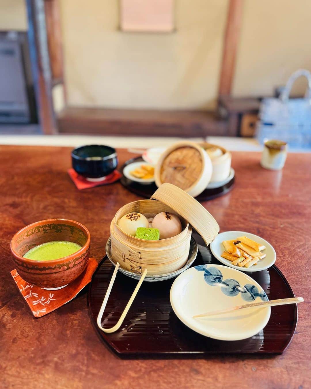 Tomokaさんのインスタグラム写真 - (TomokaInstagram)「. 京都の祇園四条駅から徒歩1分のところにあるふじ寅🍵  新メニュー「蒸しまんじゅうセット」を頂きました。 ・修学院にある京菓子司「游月」提供の、おまんじゅう2種（あんこ・芋あん）と自家製の抹茶の浮島をせいろで蒸したもの ・「東坂あられ」の昔ながらのあられ四種 ・香り豊かなお抹茶  個室で庭園を眺めながら頂く美味しい和菓子と、のんびり過ごせるお店の雰囲気に心が和まされました。 . . . 京都ならではのこういった場所が私は大好き😌💕 . . . PR @gionfujitora  #京都観光 #京都カフェ #京都グルメ #京都ランチ #京都スイーツ #京都旅 #京都抹茶 #京都抹茶スイーツ #抹茶 #抹茶好き #祇園四条 #祇園グルメ #祇園カフェ #祇園四条カフェ #祇園ふじ寅 #ふじ寅 #町家カフェ #京都カフェ巡り #kyotocafe #kyotosweets #matcha #matchasweets #gion #gionshijo」3月27日 21時40分 - tomo.tomo0206
