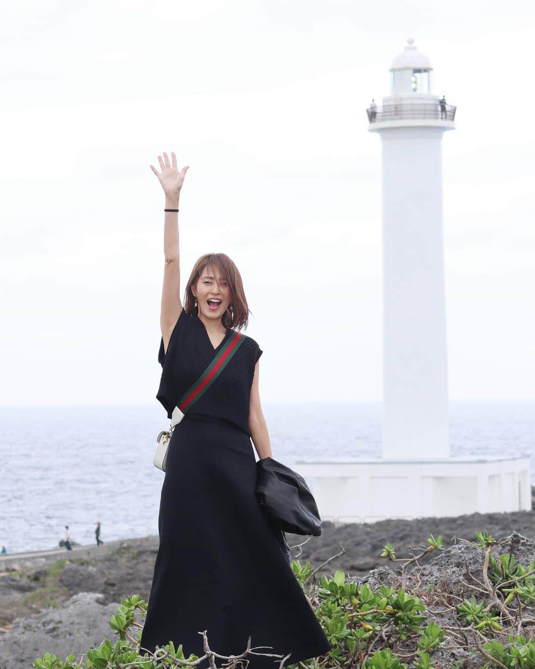 坂元美香のインスタグラム：「坂元さーん！はーい！！  @残波岬  灯台の階段が99段もありました💦 クジラさんは見えませんでした🐳 今日は雨降りませんでした！  #西川くん #風強い #残波岬 #残波岬灯台 #沖縄」