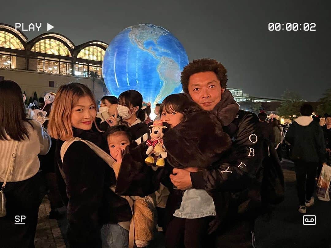 HARUKA MUTOのインスタグラム：「🌸3.26🌸My Birthday💐  昨日36回目のBdayを 迎えました🎂  Disney Sea&Landを雨の中楽しむという超スーパーハードな2日間でした😂☔️  でも娘達はもちろん私も久々のディズニーをとーっても楽しめた☺️💗  ミニーちゃんにも会えて😍 Family Photoも沢山撮り📸  2日目は帰宅してから大好きなイタリアンで美味しいご飯とワインでお祝いしてもらいました。 何て幸せなんでしょう🎂🥂  ひまはいつも"ずっと今のママでいてね!!!"っと言ってくれます。  いくつになっても娘にとって自慢のかっこいいママでいたいものです🦸🏼‍♀️✨  人として母親として成長し続けれるよう、常に目標を持って仕事もママ業も全力で頑張るぞっ。✊  強く逞しく、愛と感謝とユーモアを大事にこれからも生きていきます🤍  メッセージくれた皆んなもどうもありがとう♡  パパ、ヒマちゃん、オトちゃんありがとう👨‍👩‍👧‍👧♡ お母さん産んでくれてありがとう♡  これからも皆さんよろしくです💐❤️  #birthday #326 #bday  #disneysea #disneyland  #lovemyfamily #ディズニーシー #ディズニーランド #雨のディズニー  #子連れディズニー」