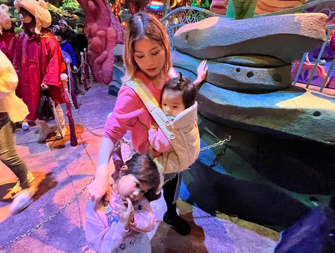 HARUKA MUTOさんのインスタグラム写真 - (HARUKA MUTOInstagram)「🌸3.26🌸My Birthday💐  昨日36回目のBdayを 迎えました🎂  Disney Sea&Landを雨の中楽しむという超スーパーハードな2日間でした😂☔️  でも娘達はもちろん私も久々のディズニーをとーっても楽しめた☺️💗  ミニーちゃんにも会えて😍 Family Photoも沢山撮り📸  2日目は帰宅してから大好きなイタリアンで美味しいご飯とワインでお祝いしてもらいました。 何て幸せなんでしょう🎂🥂  ひまはいつも"ずっと今のママでいてね!!!"っと言ってくれます。  いくつになっても娘にとって自慢のかっこいいママでいたいものです🦸🏼‍♀️✨  人として母親として成長し続けれるよう、常に目標を持って仕事もママ業も全力で頑張るぞっ。✊  強く逞しく、愛と感謝とユーモアを大事にこれからも生きていきます🤍  メッセージくれた皆んなもどうもありがとう♡  パパ、ヒマちゃん、オトちゃんありがとう👨‍👩‍👧‍👧♡ お母さん産んでくれてありがとう♡  これからも皆さんよろしくです💐❤️  #birthday #326 #bday  #disneysea #disneyland  #lovemyfamily #ディズニーシー #ディズニーランド #雨のディズニー  #子連れディズニー」3月27日 21時32分 - haruka_muto