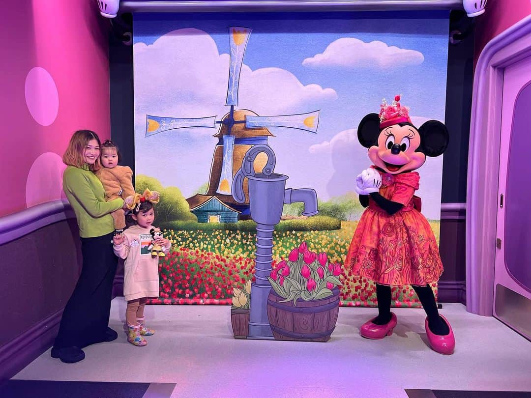 HARUKA MUTOさんのインスタグラム写真 - (HARUKA MUTOInstagram)「🌸3.26🌸My Birthday💐  昨日36回目のBdayを 迎えました🎂  Disney Sea&Landを雨の中楽しむという超スーパーハードな2日間でした😂☔️  でも娘達はもちろん私も久々のディズニーをとーっても楽しめた☺️💗  ミニーちゃんにも会えて😍 Family Photoも沢山撮り📸  2日目は帰宅してから大好きなイタリアンで美味しいご飯とワインでお祝いしてもらいました。 何て幸せなんでしょう🎂🥂  ひまはいつも"ずっと今のママでいてね!!!"っと言ってくれます。  いくつになっても娘にとって自慢のかっこいいママでいたいものです🦸🏼‍♀️✨  人として母親として成長し続けれるよう、常に目標を持って仕事もママ業も全力で頑張るぞっ。✊  強く逞しく、愛と感謝とユーモアを大事にこれからも生きていきます🤍  メッセージくれた皆んなもどうもありがとう♡  パパ、ヒマちゃん、オトちゃんありがとう👨‍👩‍👧‍👧♡ お母さん産んでくれてありがとう♡  これからも皆さんよろしくです💐❤️  #birthday #326 #bday  #disneysea #disneyland  #lovemyfamily #ディズニーシー #ディズニーランド #雨のディズニー  #子連れディズニー」3月27日 21時32分 - haruka_muto