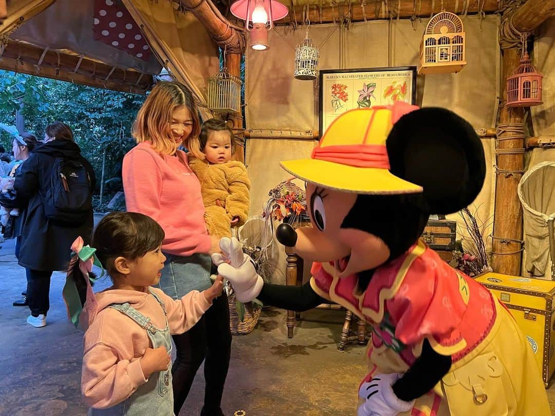 HARUKA MUTOさんのインスタグラム写真 - (HARUKA MUTOInstagram)「🌸3.26🌸My Birthday💐  昨日36回目のBdayを 迎えました🎂  Disney Sea&Landを雨の中楽しむという超スーパーハードな2日間でした😂☔️  でも娘達はもちろん私も久々のディズニーをとーっても楽しめた☺️💗  ミニーちゃんにも会えて😍 Family Photoも沢山撮り📸  2日目は帰宅してから大好きなイタリアンで美味しいご飯とワインでお祝いしてもらいました。 何て幸せなんでしょう🎂🥂  ひまはいつも"ずっと今のママでいてね!!!"っと言ってくれます。  いくつになっても娘にとって自慢のかっこいいママでいたいものです🦸🏼‍♀️✨  人として母親として成長し続けれるよう、常に目標を持って仕事もママ業も全力で頑張るぞっ。✊  強く逞しく、愛と感謝とユーモアを大事にこれからも生きていきます🤍  メッセージくれた皆んなもどうもありがとう♡  パパ、ヒマちゃん、オトちゃんありがとう👨‍👩‍👧‍👧♡ お母さん産んでくれてありがとう♡  これからも皆さんよろしくです💐❤️  #birthday #326 #bday  #disneysea #disneyland  #lovemyfamily #ディズニーシー #ディズニーランド #雨のディズニー  #子連れディズニー」3月27日 21時32分 - haruka_muto