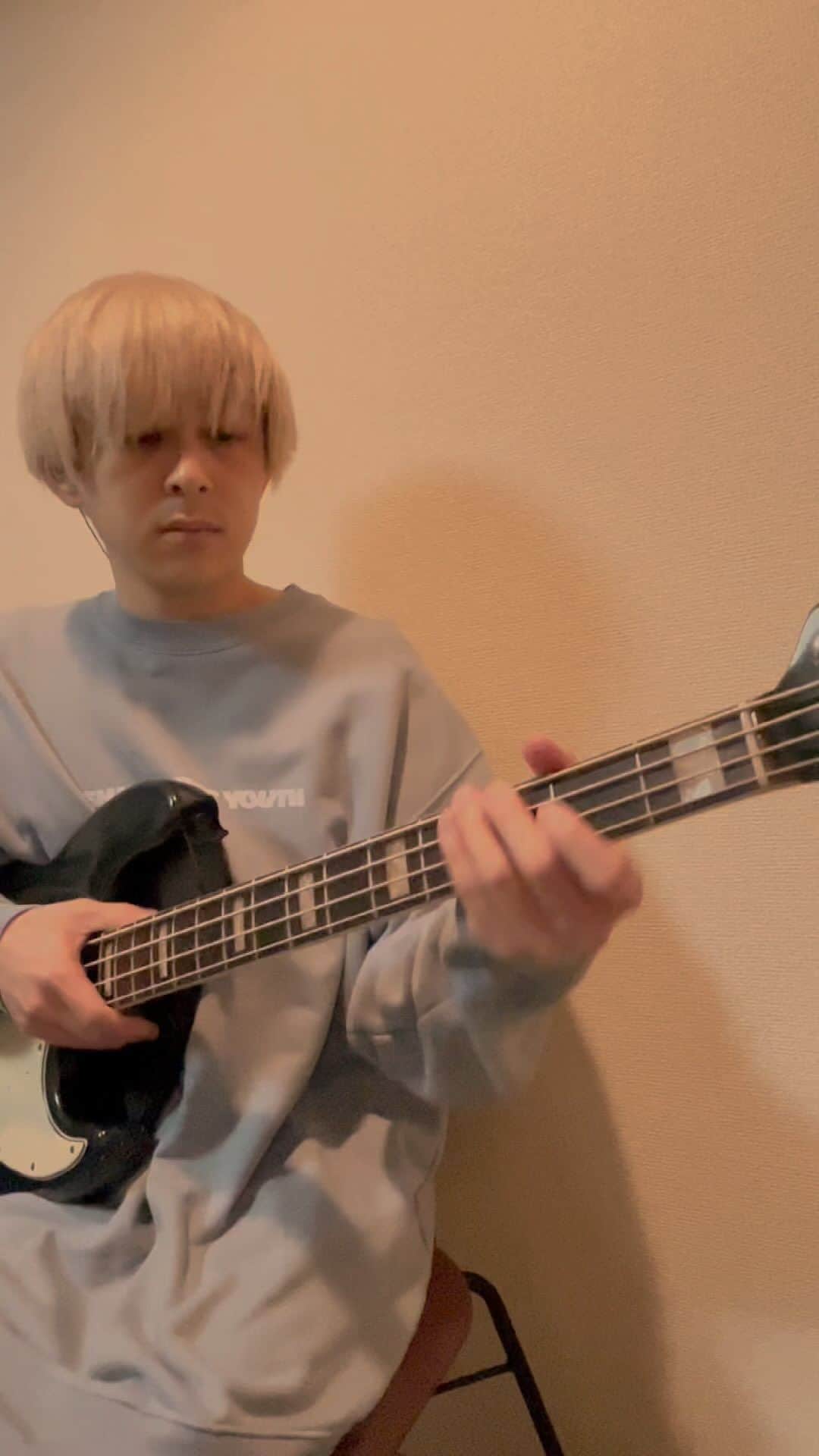 是永亮祐のインスタグラム：「綺麗な音出したい 眠そうすぎる顔  #ベース #bass #bassist  #bassplayer  #bassgram #h90」