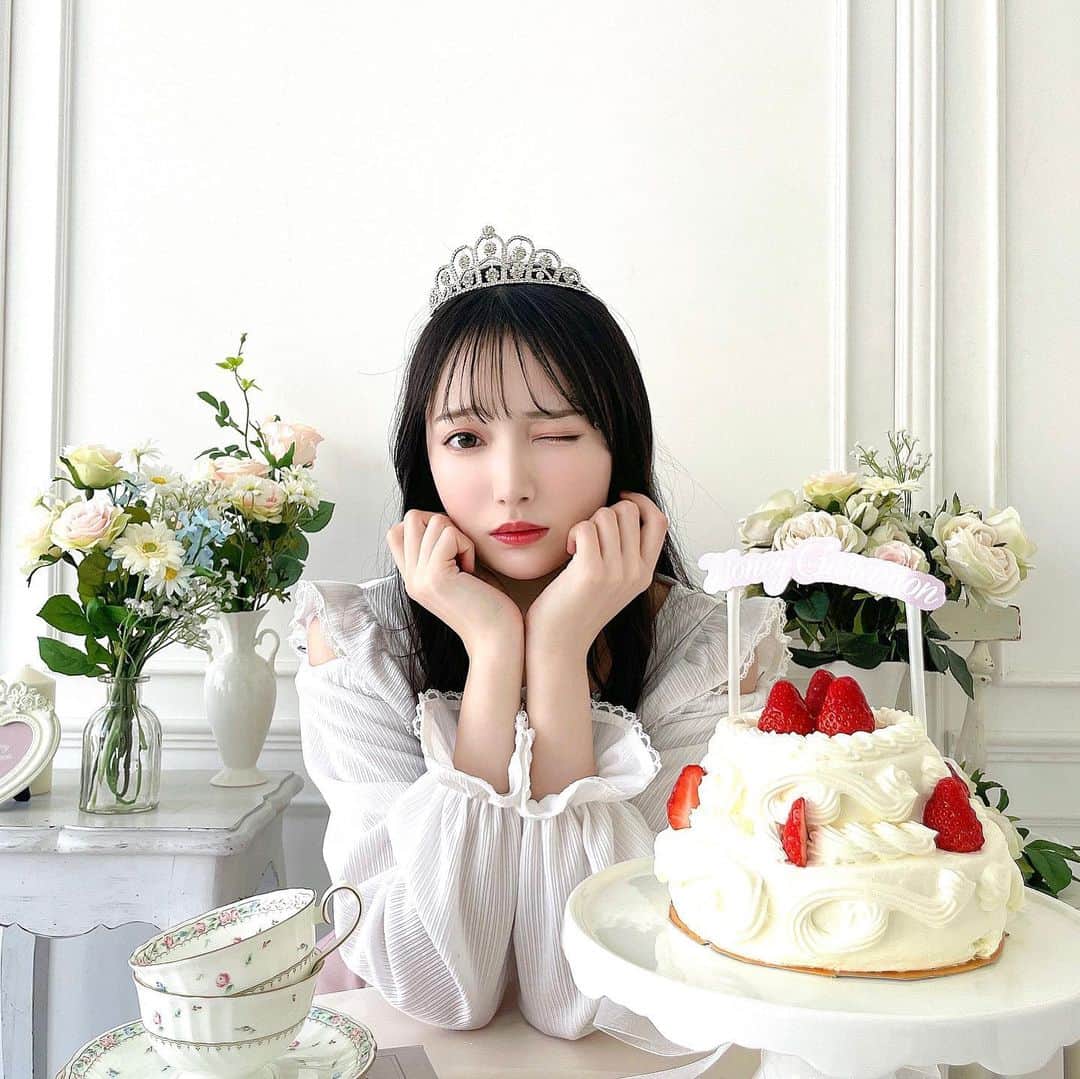 鈴木瞳美のインスタグラム：「❤︎  Honey Cinnamonさんの撮影は かわいいお洋服とかわいい空間に囲まれて いつもしあわせいっぱいです…💭  いこのいじょいchのYouTubeの方にも 撮影の裏側が公開されているので、ぜひ❤︎」