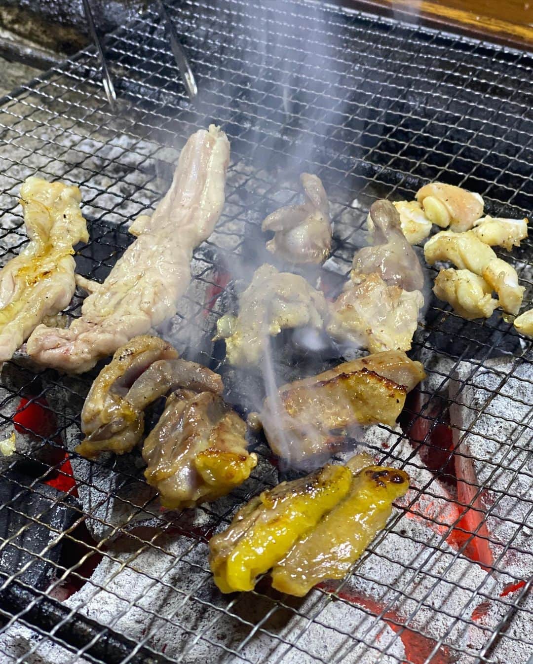 前川由希子さんのインスタグラム写真 - (前川由希子Instagram)「・ 好物♡地鶏の炭火焼き🐓  隙あらば食べたいのが【地鶏の炭火焼き】。 たぶん、毎月どこかで食べてる😂 古民家だったり、囲炉裏だったり、 その雰囲気含めて好き！ 特にお気に入りで、1シーズン1回は行くし、 散々オススメしてるのがコチラ✨ @yuunotani   オーダーするのは決まって ・盛り合わせ（2,200円） ・だご汁（330円） ・かしわ飯（220円） そして、 ・メンモモ（1,430円） を追加。 👆二人だと腹パン！  やっぱり美味しいー。 特にメンモモとかしわ飯は抜群です🏅  @yuunotani  #遊の谷  #地鶏炭火焼  #地鶏炭火焼き  #地鶏の炭火焼き  #鶏炭火焼  #鶏炭火焼き  #鶏の炭火焼き  #囲炉裏  #八女グルメ  #八女市ランチ  #八女ディナー  #メンモモ推し  #かしわ飯  #離合困難 なので要注意⚠️」3月27日 21時38分 - maekawa.yukiko