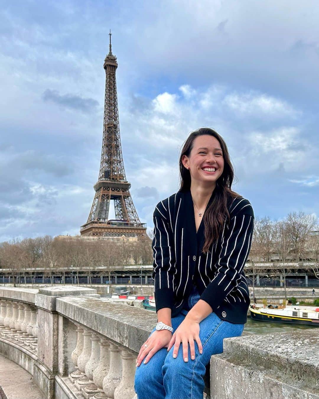 のインスタグラム：「Younger me would be wondering how this is my life 🧜🏻‍♀️✈️💃🏻 But younger me would also be happy to know that I get to do what I love every day 🏊🏼‍♀️ 🥹」