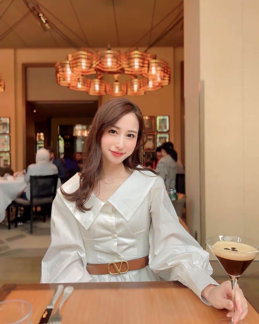 Chihiroのインスタグラム：「White×Brown🤍🤎  春らしい組み合わせで好きです！ 白のシャツワンピ×イエベ春の茶色カラーコーデ🤍  シャツワンピはバチェラーでお馴染み 休井美郷さんがプロデュースするアパレルブランド 「キュメリ」のもの。  1番は骨格ナチュラルさん向けかもですが 骨格ウェーブ→襟と形が得意 骨格ストレート→首元すっきりで着やすい  ので、どの骨格でも割と良い感じな気がしました♡  〜〜〜〜〜〜〜〜〜〜〜〜〜〜〜〜〜〜〜 【イメージコンサルティングサロン　Ciccy】  パーソナルカラー診断が気になる方はこちら ▶︎ @ciccy_shibaura   ♦︎時間 9:30〜17:30 (時間調整可能)  ♦︎場所 東京都港区芝浦  ♦︎定休日 なし  ♦︎メニュー ✈︎Economy class✈︎ パーソナルカラー診断＋骨格診断 Ciccy診断士枠: ¥22,500- 代表栂野枠：¥32,000- ※ペア診断可能  ✈︎Business class✈︎ パーソナルカラー診断＋骨格診断＋メイクレッスン 代表栂野枠：¥48,500- ※ペア診断可能  ✈︎First class✈︎ 3〜4日かけて行うトータルプロデュース。メニューはカスタマイズ可能。 代表栂野枠：99,500-  詳細はInstagramプロフィール下のURLよりご確認ください。 〜〜〜〜〜〜〜〜〜〜〜〜〜〜〜 【イメージコンサルタント養成講座】  GIA芝浦校の養成講座は4月まで満席です。 現在2023年5月スタートより募集を開始いたしました♡ 詳しくはHPをご覧ください♡  〜〜〜〜〜〜〜〜〜〜〜〜〜〜〜  @qumerry.official #qumerry #キュメリ #骨格ウェーブコーデ  #イエベ秋コーデ  #パーソナルカラー診断  #パーソナルカラー診断東京 #イメージコンサルタント東京」