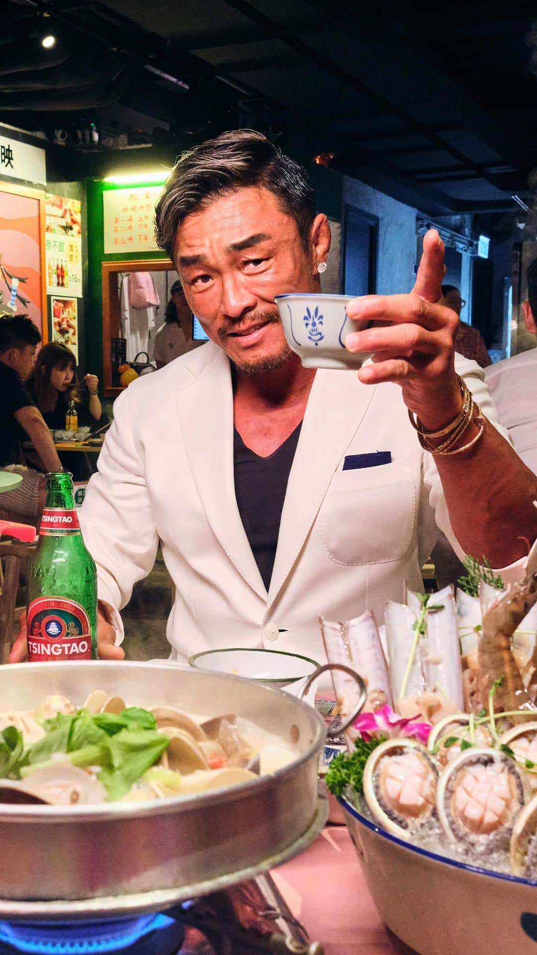 Discover Hong Kongのインスタグラム：「Choo Sung-hoon @akiyamachoo, the Korean mixed martial artist from NETFLIX Physical 100💪🏻 had a great time spending 24 hours in Hong Kong!  Choo not only visited Hong Kong for the World City Championship presented by the Hong Kong Golf Club, but also enjoyed a “solo dolo” day trip! During the day, he went for dim-sum tasting in Wan Chai, took a party tram🚃 around Hong Kong Island, and got a suit tailored at a century-old custom tailor. For the perfect end to the trip, he grabbed a drink at a rooftop bar🍸 in North point with a view of Victoria Harbour, followed by a hotpot dinner in Tin Hau!😋   Check out the video for a glimpse into the glamorous side of our city! Watch the full video on YouTube.  NETFLIX《體能之巔：百人大挑戰》韓國格鬥選手秋成勳💪🏻24小時玩盡香港！  呢位韓國型男專程嚟香港出席國際都會高爾夫球錦標賽，仲體驗咗me time一日遊，享受港式男人的浪漫！首先去灣仔嘆點心、搭豪華派對「叮叮」🚃遊港島、到訪中環百年裁縫店度身訂造西裝，再去北角天台酒吧欣賞維港夜景Happy hour🍸，最後去天后試埋港式打邊爐😋，行程豐富！  想跟住秋成勳感受港式浪漫，即刻去YouTube睇埋完整介紹！  #HelloHongKong #DiscoverHongKong  Hong Kong welcomes you✈️! Now travellers can get ‘Hong Kong Goodies’ 🛍️vouchers including one FREE welcome drink🍸 in the hottest bars! Check out the details here: bit.ly/HelloHKgoodiesEN. Hope to see you all soon! 香港歡迎你✈️！而家遊客仲可以享用「香港有禮🛍️」消費優惠券，去得獎酒吧免費飲返杯🍸🍹！詳情請留意 bit.ly/HelloHKgoodiesTC」