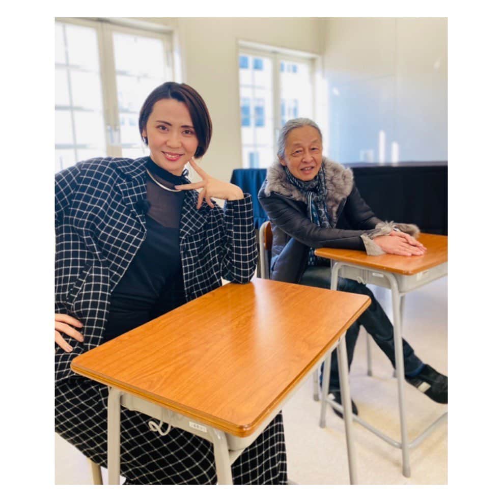 緒月遠麻のインスタグラム：「♪  大好きな 正塚先生と対談。  サプライズ 正塚晴彦先生登場に  ビックリし過ぎた オヅキの行動はより怪しさを増す。  そんな映像をお楽しみ下さい😏  【待てばすみれの学び舎より】 テレビ愛知公式YouTubeにて対談の様子公開との事です🙂  #宝塚音楽学校 #86期文化祭担当 #正塚晴彦　先生  25年ぶりの学校机と椅子。笑  青春だねぇ~」