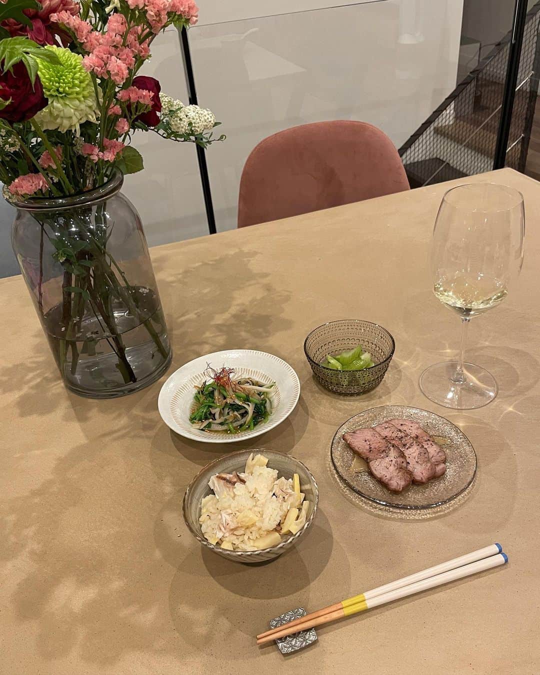 青谷優衣のインスタグラム：「今夜は　@valley_cooking  4月のメニューで娘と二人ご飯。  ・蜂蜜焼豚 ・新ゴボウとクレソンのお浸し ・筍と鯛の炊き込みご飯  これにプラスして旬の菜の花とホタルイカを使った副菜、新玉ねぎのスープも。  クレソンと新ゴボウのお浸しは、野菜苦手な娘が私の分まで食べるほど👏🏻うれしい。  お酒にもご飯にも合う、子供も好きなメニューです🤍  DMで、一人で参加するのが不安で、、 というお声もいただいているのですが 今のところお一人様のご参加ばかりなので、お気になさらず🫧お気軽にいらしてください🌞  4月は土曜日開催の日もあるので是非ご確認ください❤️‍🔥  #料理教室 #料理教室東京」