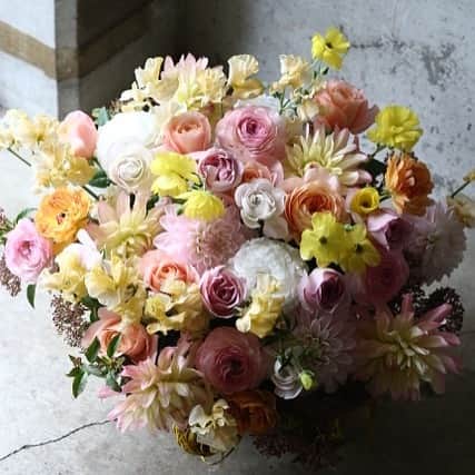 川上未映子さんのインスタグラム写真 - (川上未映子Instagram)「・ 特集でお世話になった 編集部のみなさまへのお礼のお花 ウヴルさん、いつも素敵なお花をありがとう @oeuvre_tokyo」3月27日 21時47分 - kawakami_mieko