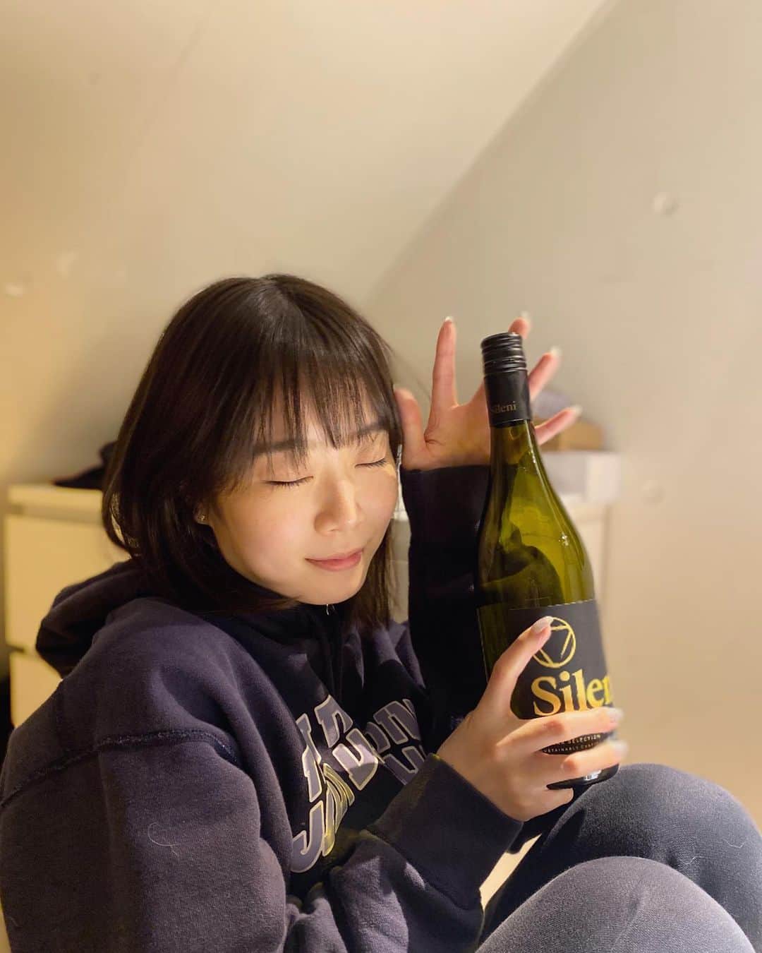 渡辺まおのインスタグラム：「原稿書いて〜、仕事して〜、美味しいご飯とお酒〜、最近楽しいに溢れてる🫶🏻」