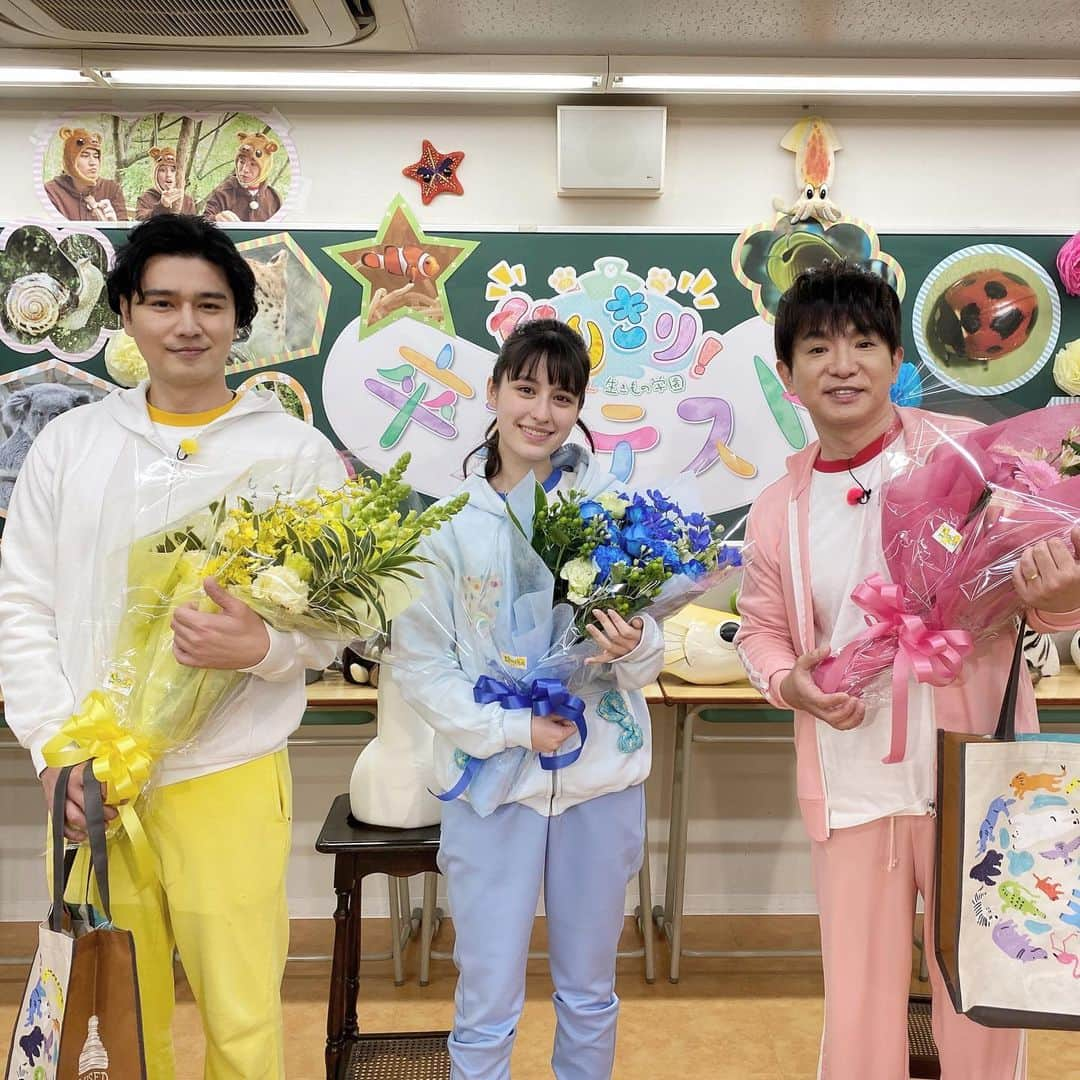 木内舞留さんのインスタグラム写真 - (木内舞留Instagram)「『なりきり！むーにゃん生き物学園』 最終回  改めて、ありがとうございました。  いざ最終回が放送されて、TwitterやInstagramの皆さんが送って下さったDMを見て本当に、終わってしまったんだなと 今になって実感しています。  8年間もの間こんなに素敵な番組を続けさせていただけたこと、とても光栄に思います。  13歳の頃からずっと出演させて頂いて、濱口さんや匠馬さんは私からするともう親戚のお兄さん方です。 もちろん、スタッフの皆様方も。 成長する姿を見守ってくれて、常に気遣ってくれて、お昼休憩中も私のくだらない話を聞いてくれて...  これからもずっと、それが続くんだなと勝手に思っていました...  始まりには、必ず終わりがあるんですね それを痛感しております。  また皆さんと、すぐにご一緒できるように、頑張ります。  濱口さん、匠馬さん、スタッフの皆様、むーにゃん、ハラッパーノ先生  そして何より、観てくださっていた皆様、  8年間、本当にありがとうございました！  #なりきり #なりきりむーにゃん #なりきりむーにゃん生き物学園 #ありがとうございました #木内舞留」3月27日 21時53分 - maru_kiuchi_official