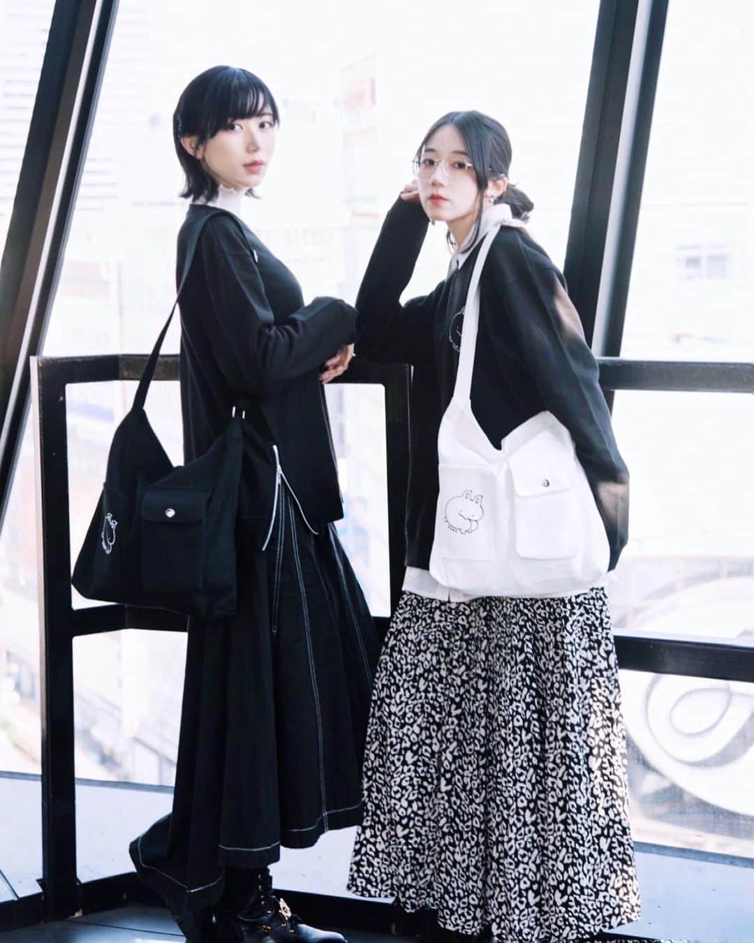 高田志織のインスタグラム：「💡お知らせ💡 本日より光宗薫さんとの共同ブランド「O2R2」の新作アイテムを2種類Online shopにて先行販売開始しました…！  ・Shoulder Bag ・Zip Sweat  男女問わず身に付けていただけるアイテムです★ 数に限りがありますので、是非お早めにご覧いただけたらと思います○  ・NaAst店舗販売時期 2023.4.1〜  💎Online shop https://oniruni.official.ec/  Photo📷/@katomichell  #おにるに#O2R2」