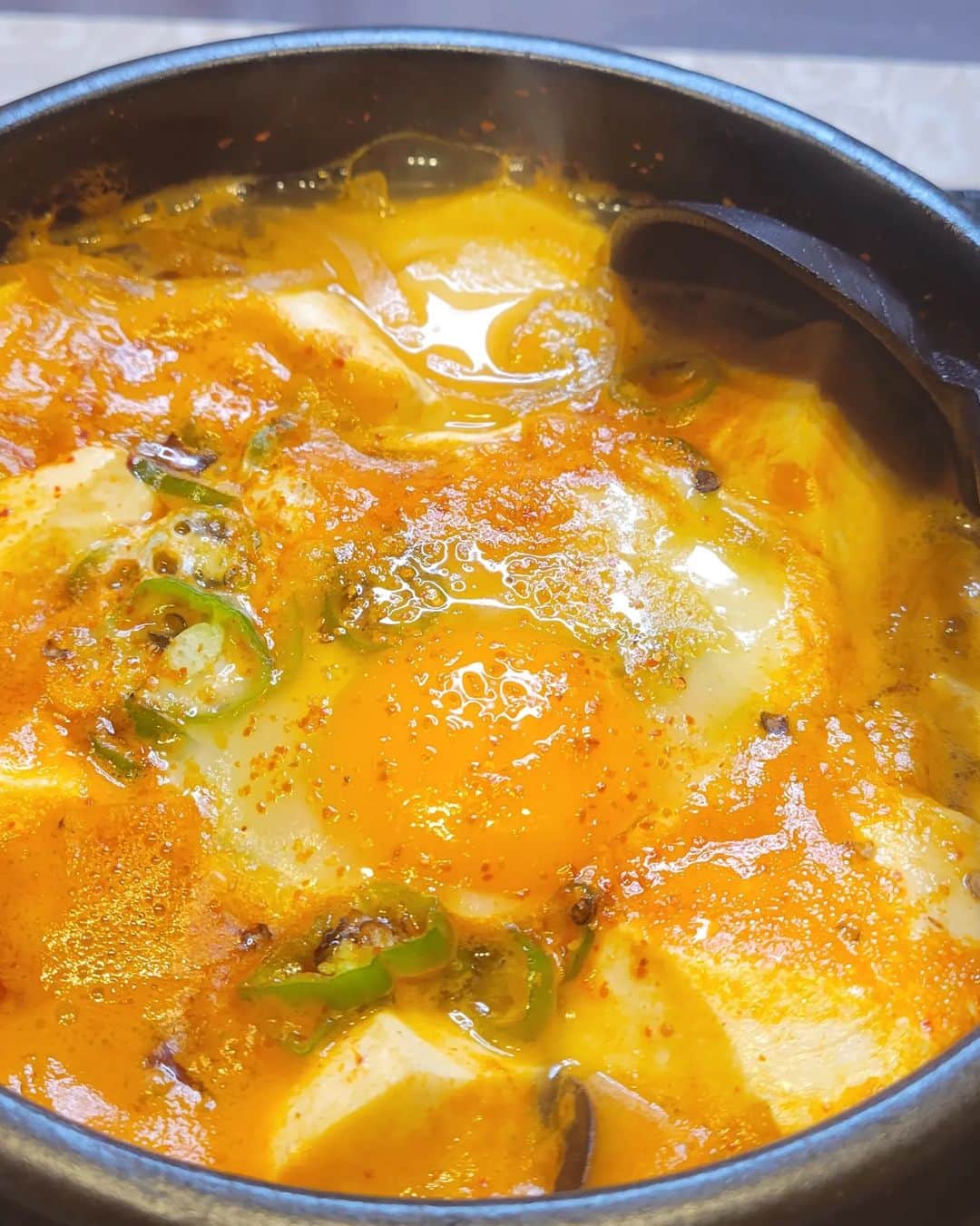 音無美紀子さんのインスタグラム写真 - (音無美紀子Instagram)「お友達に頂いた韓国の土鍋で、早速キムチ豆腐チゲを作りました。 花冷えの今日この頃、 ああ、温まります。 #スンドゥブ #韓国の土鍋で #花冷え」3月27日 22時06分 - mikikootonashi